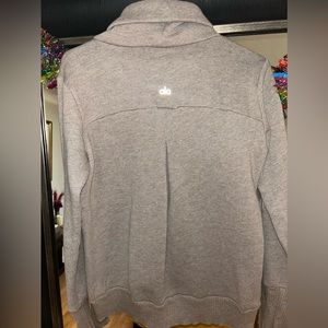 ALO YOGA size small sweatshirt with turtleneck